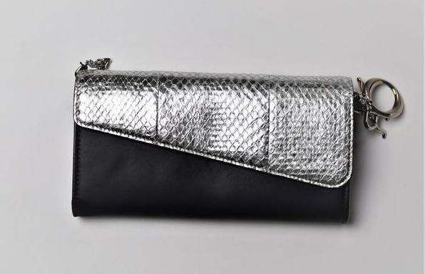 محفظة جلدية بسلسال من كريستيان ديور